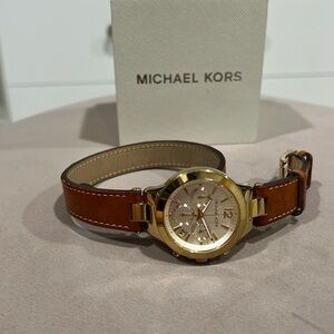 MICHAEL KORS LEATHER GOLD TONE DOUBLE WRAP PEYTON CHRONOGRAPH WATCH